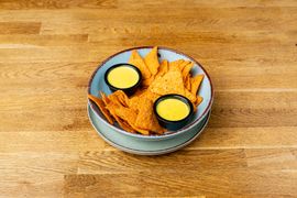 NACHOS Z PODWÓJNYM SOSEM SEROWYM NACHOS Z PODWÓJNYM SOSEM SEROWYM