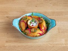 Empanadas z serem i jalapeno 3szt. Podawane z salsą crema.