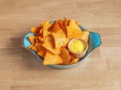 Nachos z podwójnym sosem serowym