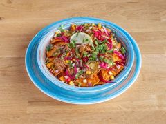 Nachos z chilli con carne, sos serowy + dodatki