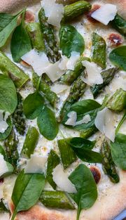 Pizza Bianca z zielonymi szparagami