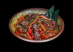 Yakisoba z polędwicą wołową