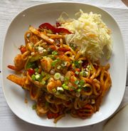 56.Makaron japoński smażony z krewetkami