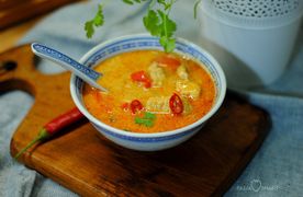 9A.Zupa tajska pikantna z tofu