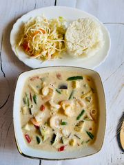 136. W curry orzechowym z krewetkami