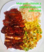 24.Makaron smażony chiński z udkiem kurczaka pieczone