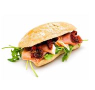 Kanapka z szynką parmeńska i suszonymi pomidorami