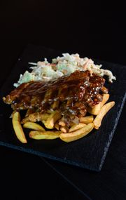 Żeberka wieprzowe w sosie BBQ Whisky, frytkami i colesławem