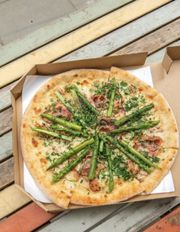 NOWOŚĆ Pizza Carbonara ze SZPARAGAMI/ pancetta/mozzarella/natka pietruszki/pieprz młotkowany