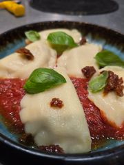 Pierogi z mozzarella i suszonymi pomidorami (7szt)