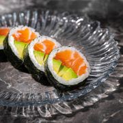 Futo z łososiem i awokado