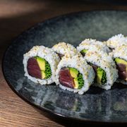 California z tuńczykiem i awokado