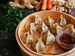 Jiaozi z soczewicą, marchewką i cukinią