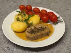 ROLADA WIEPRZOWA Z PIECZARKAMI I SEREM W SOSIE WŁASNYM