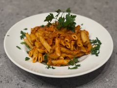 PENNE W SOSIE POMIDOROWO-ŚMIETANOWYM Z OLIWKAMI I ŁOSOSIEM