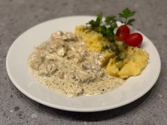 KURCZAK W SOSIE ŚMIETANOWO-ZIOŁOWYM KURCZAK W SOSIE ŚMIETANOWO-ZIOŁOWYM