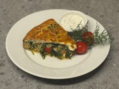 TARTA SZPINAKOWA Z SOSEM JOGURTOWO-ZIOŁOWYM