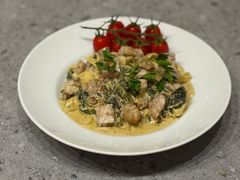 TAGLIATELLE Z KURCZAKIEM ,SZPINAKIEM,SUSZONYMI POMIDORAMI W SOSIE ŚMIETANOWYM