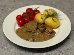 POLĘDWICZKI WIEPRZOWE Z SOSEM GRZYBOWYM POLĘDWICZKI WIEPRZOWE Z SOSEM GRZYBOWYM