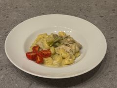 GNOCCHI Z KURCZAKIEM W SOSIE ZE SZPARAGÓW I RICOTTY Z PARMEZANEM