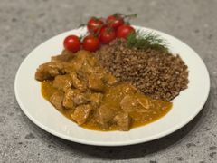 GULASZ WIEPRZOWY Z KASZĄ GRYCZANĄ