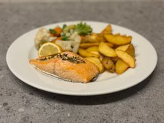 ŁOSOŚ PIECZONY Z MASŁEM ROZMARYNOWYM