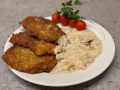 PLACKI ZIEMNIACZANE Z SOSEM PIECZARKOWYM