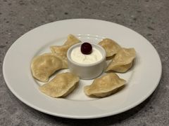 PIEROGI Z WIŚNIAMI I ŚMIETANĄ 6szt PIEROGI Z WIŚNIAMI I ŚMIETANĄ 6szt