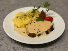 PIECZEŃ WIEPRZOWA W SOSIE Z ZIELONEGO PIEPRZU PIECZEŃ WIEPRZOWA W SOSIE Z ZIELONEGO PIEPRZU