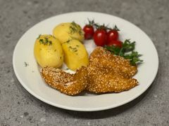 POLĘDWICZKI DROBIOWE W PANIERCE Z SEZAMEM