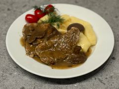 BITKI WIEPRZOWE W SOSIE MAŚLAKOWYM Z KOPYTKAMI