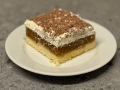 BISZKOPT Z PRAŻONYMI JABŁKAMI POD PIERZYNKĄ Z SERKA MASCARPONE BISZKOPT Z PRAŻONYMI JABŁKAMI POD PIERZYNKĄ Z SERKA MASCARPONE