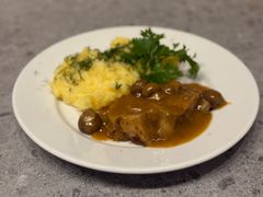 KARCZEK WIEPRZOWY W SOSIE GRZYBOWYM KARCZEK WIEPRZOWY W SOSIE GRZYBOWYM