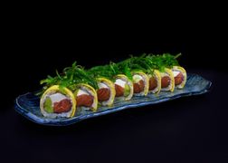 California z łososiem owinięta tamago i trawę morską California z łososiem owinięta tamago i trawę morską