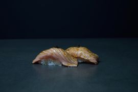 Nigiri z opalanym łososiem i truflą Nigiri z opalanym łososiem i truflą