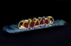 Futomaki z tuńczykiem z mango i grzybkiem shiitake Futomaki z tuńczykiem z mango i grzybkiem shiitake