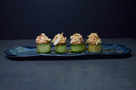 Gunkaniki z sałątką krabową i łososiem Gunkaniki z sałątką krabową i łososiem