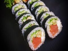 Pieczony łosoś Futomaki Pieczony łosoś Futomaki