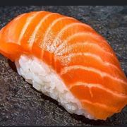 Nigiri z łososiem 2 szt. Nigiri z łososiem 2 szt.