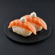 Nigiri z łososiem i serkiem