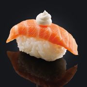 Nigiri łosoś z serkiem – 2 szt.