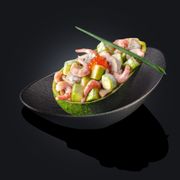 Sałatka z krewetkami w awokado