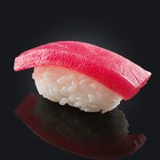 Nigiri tuńczyk – 2 szt.