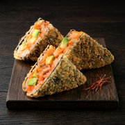 Burger z pieczony łososia z awokado