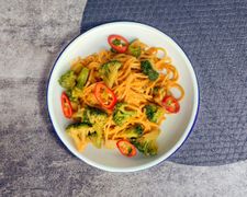 NOODLE CURRY z brokułami