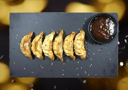 Smażone pierożki z kurczakiem i grzybami - 6 szt